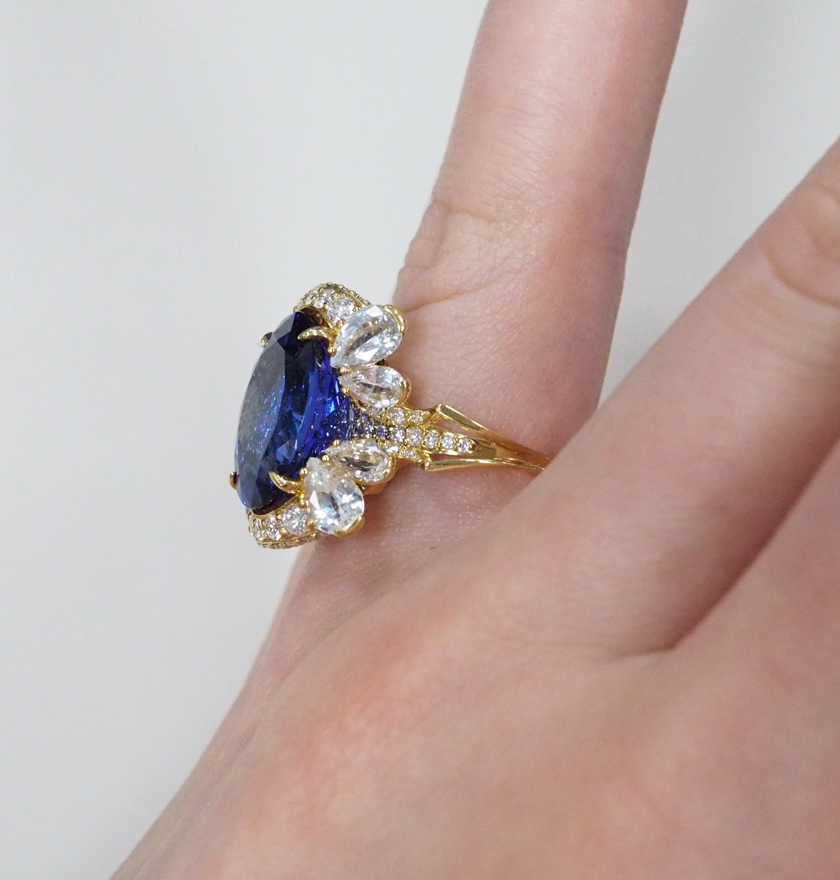 Кольцо из желтого золота с танзанитом